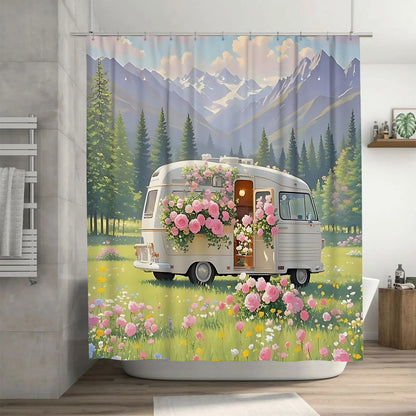 Vue du rideau de douche mettant en scène la caravane décorée de fleurs, baignée de lumière, dans un paysage printanier avec montagnes en arrière-plan. 