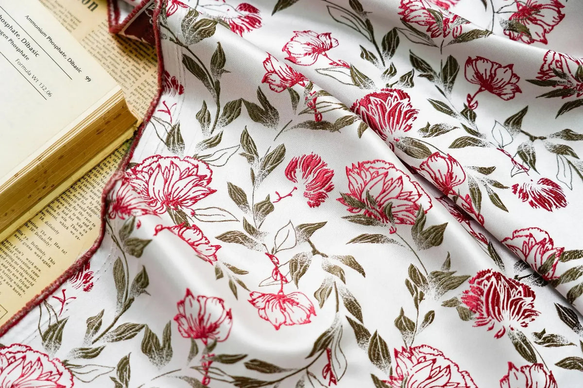 tissu imprimé floral blanc rouge vert jaune fleurs feuilles polyester résistant élégant couture décorative