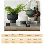 pots plante suspendus auto arrosants rayures verticales chaînes métalliques blanc vert gris moderne