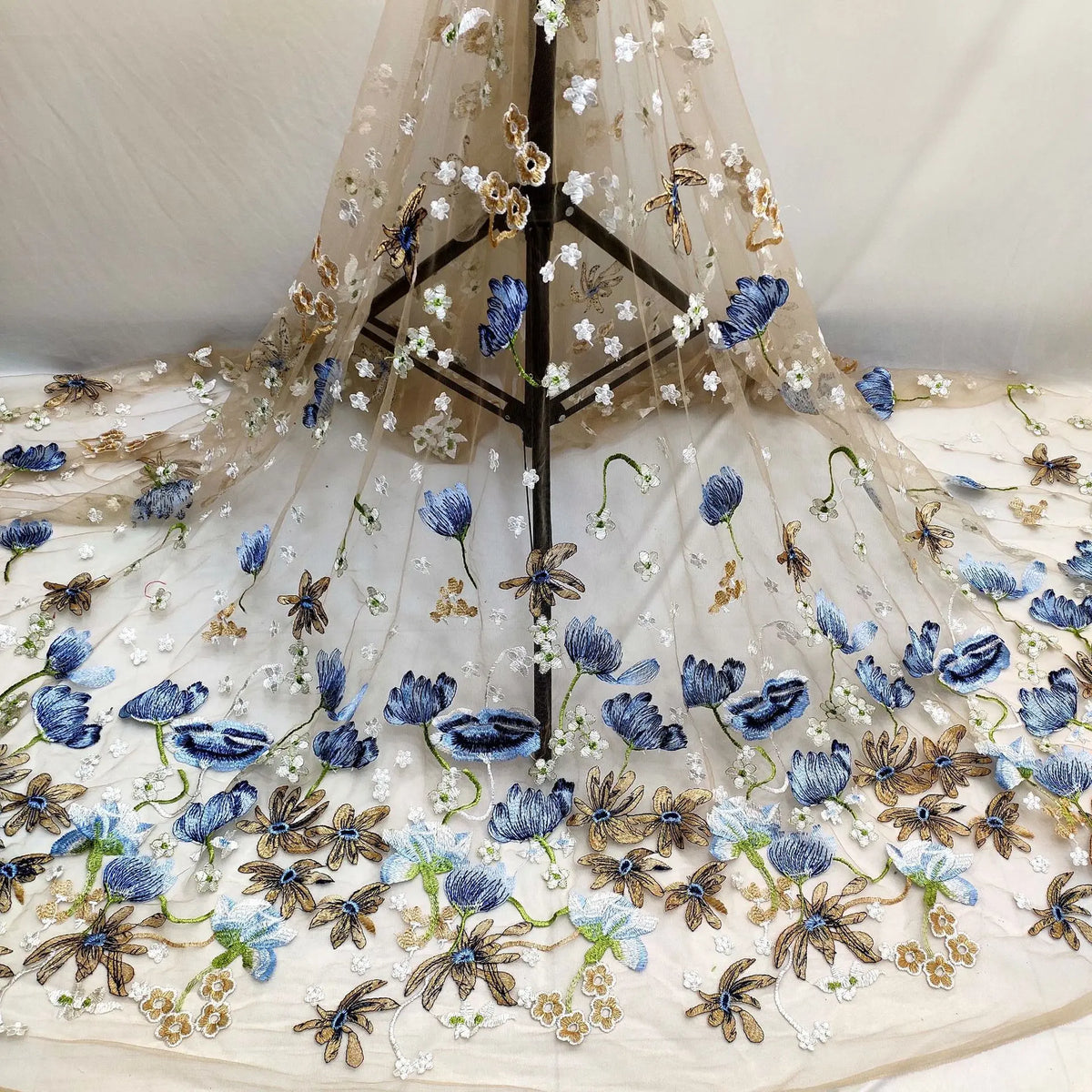 tissu brodé fleurs beiges bleues polyester transparent romantique floral 130cmmètre
