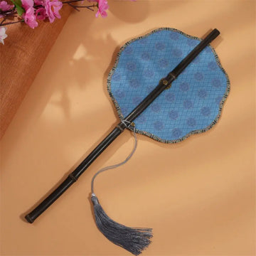 éventail traditionnel chinois soie brodée fleurs motif décoratif pompon long manche pliable