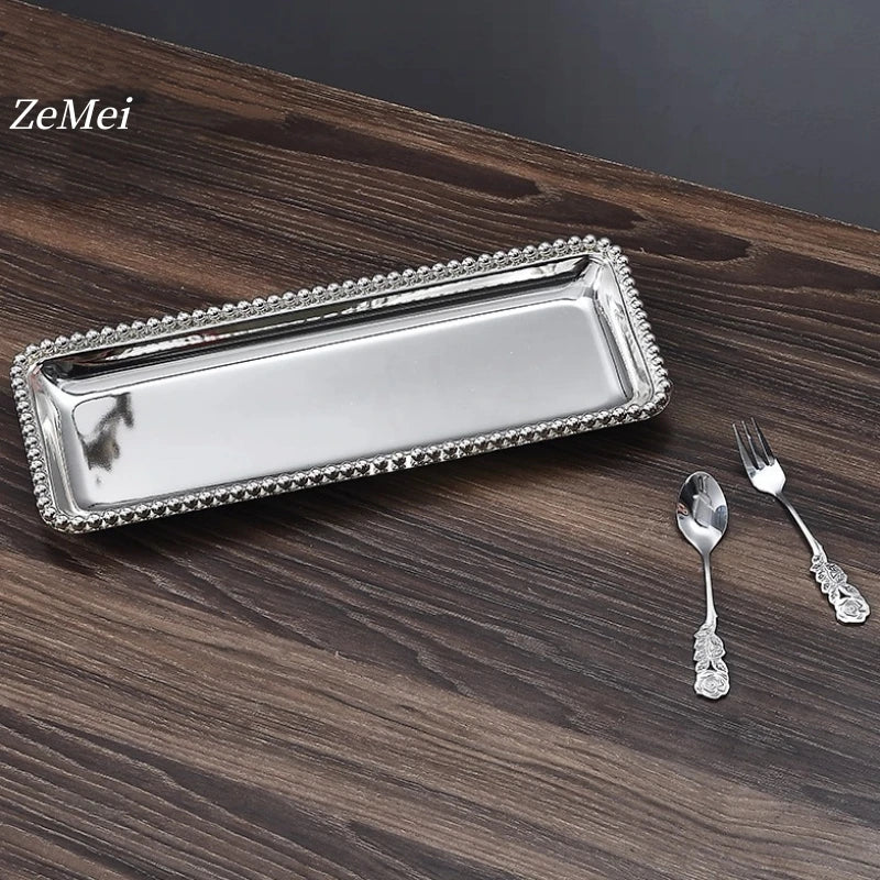 plateau rectangulaire argenté petits pois bord fourchette cuillère motifs floraux parfums verre bouchon bois