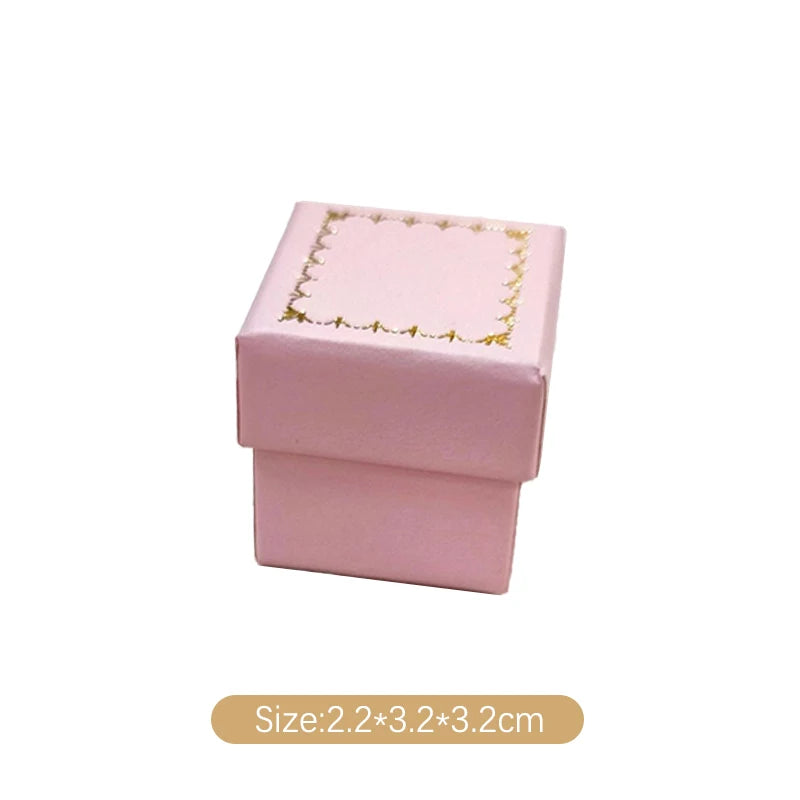 boîtes bijoux velours classiques couleurs vert noir bordeaux rose anneaux présentation boucles dorées