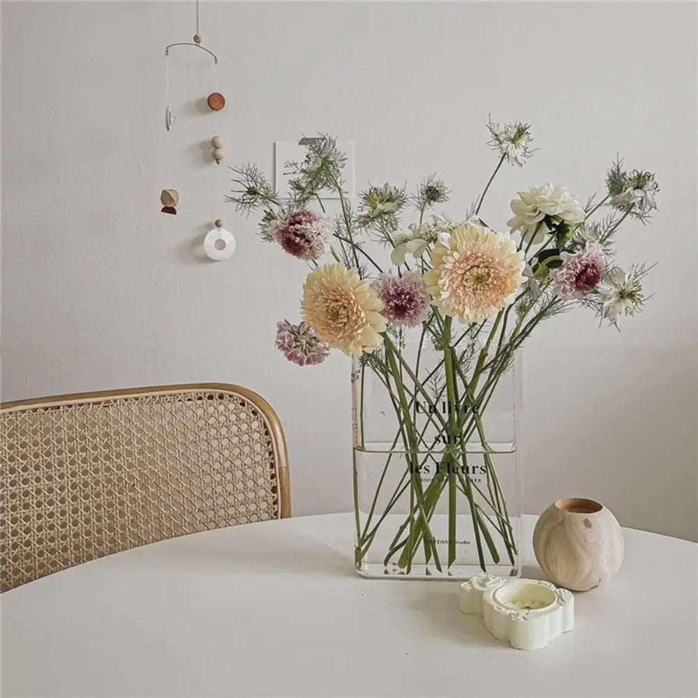 vase transparent moderne texte livre fleurs variées décoration intérieure minimaliste