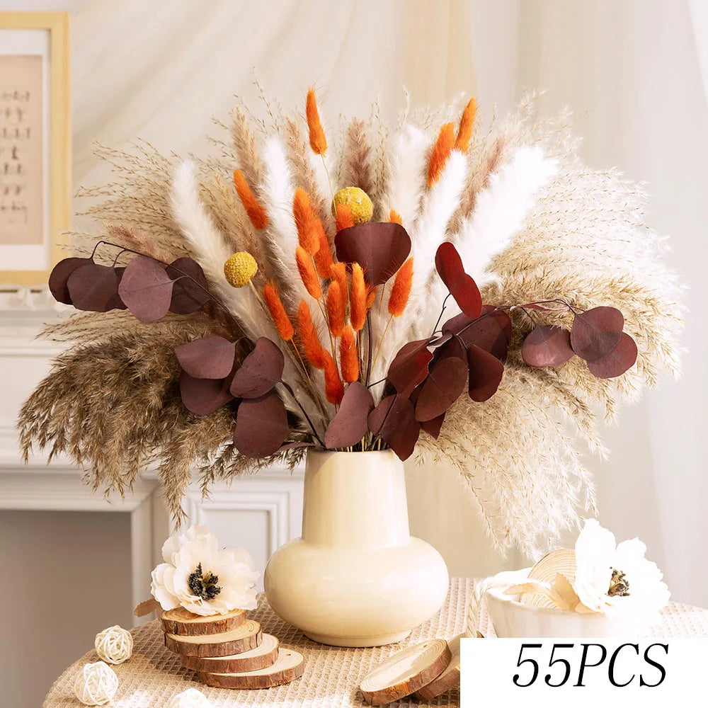 bouquet fleurs séchées boho beige orange brunes plumes feuilles naturel vase blanc plateau bois