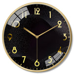 Horloge murale noire accrochée au-dessus d'un canapé