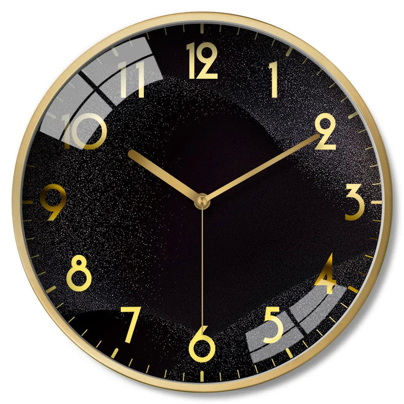 Horloge murale noire accrochée au-dessus d'un canapé