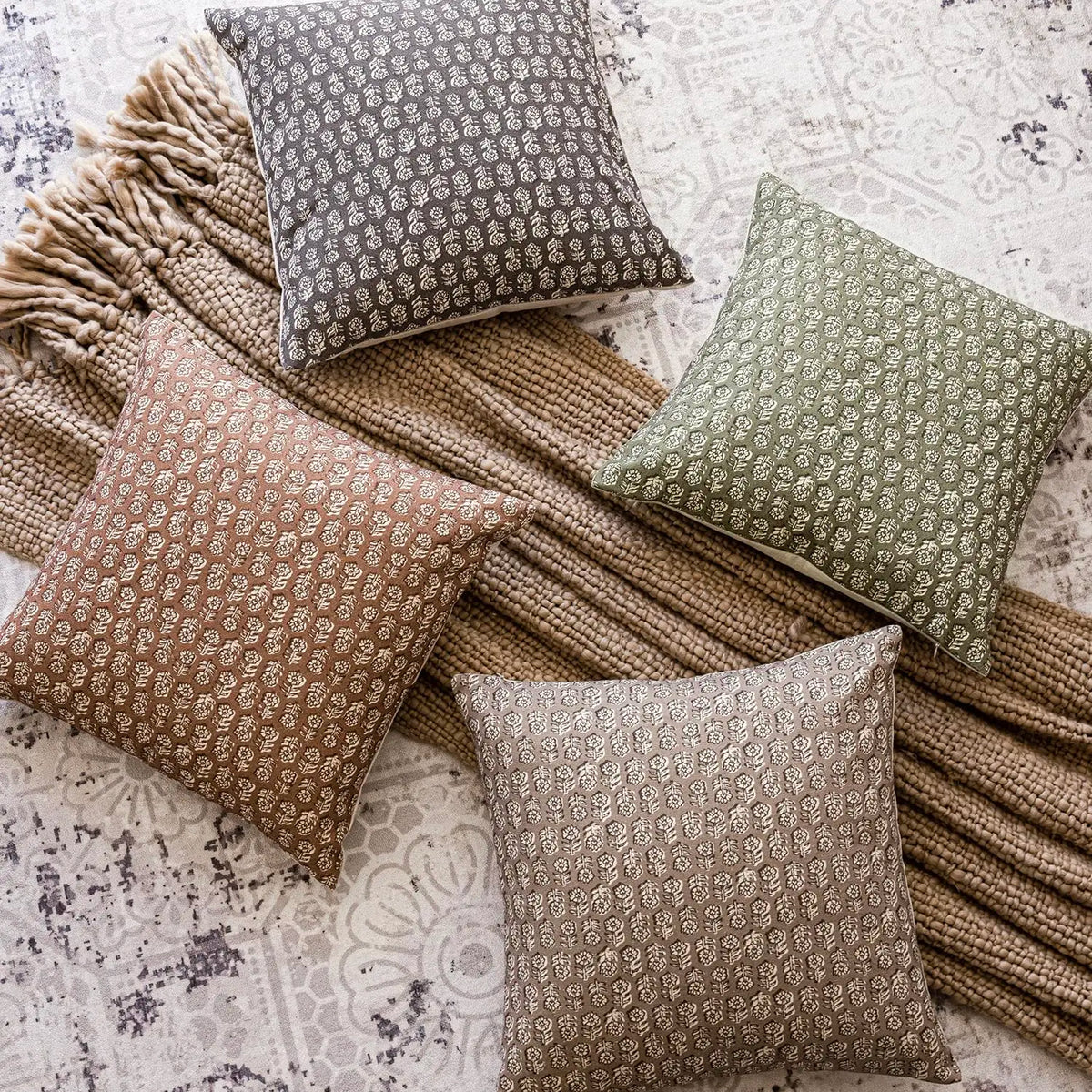 housse coussin décorative imprimé floral beige moderne canapé salon maison intérieur