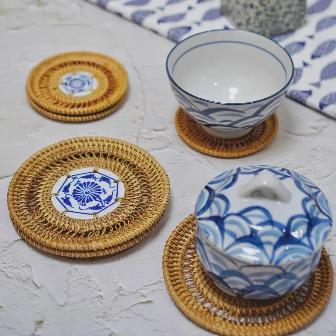 assiettes tressées osier motif floral protection meuble traditionnel artisanal serveur thé