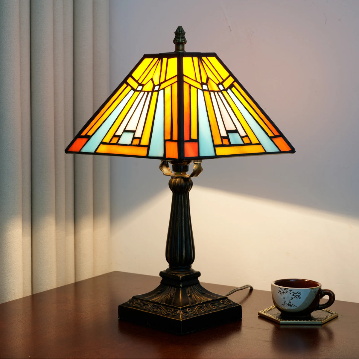 lampe table art déco vitrail couleur noir marron orange jaune bleu blanc motifs géométriques