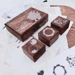 boîtes rangement vintage bois marron foncé gravure blanche étiquette ruban blanc artisanal set rangement