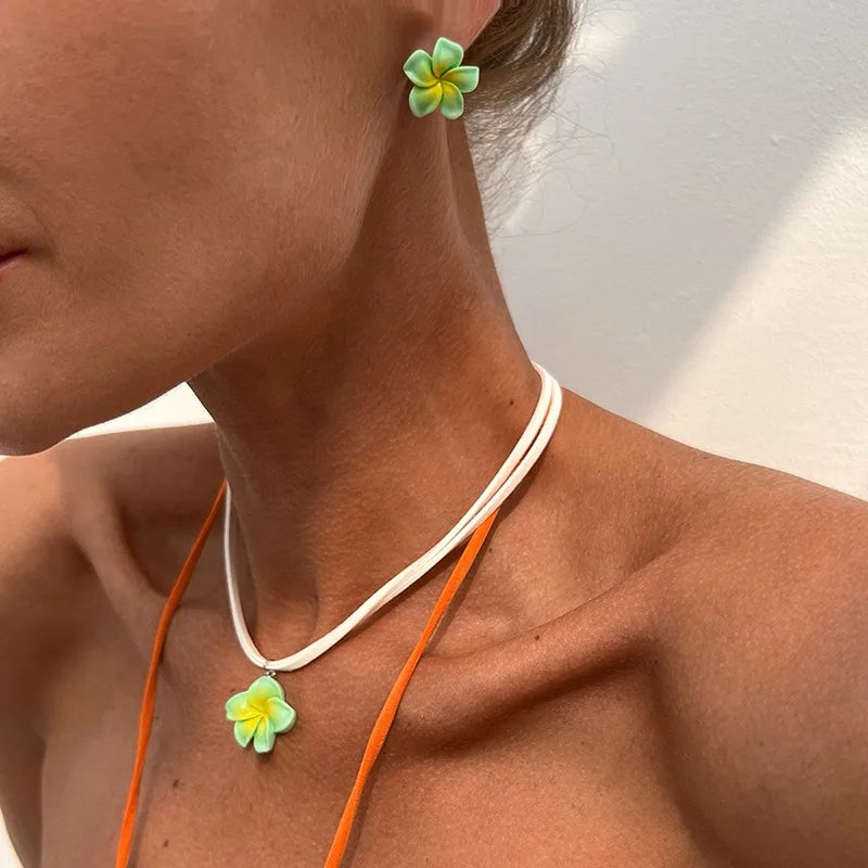 boucles doreilles tressées collier fleurs plumeria ensemble bijoux femmes moderne minimaliste blanc vert rose