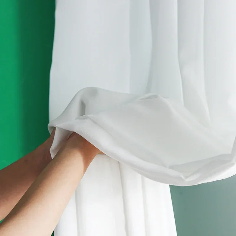 Voilage blanc élégant pour fenêtre, idéal pour une décoration moderne et épurée. Ce rideau léger laisse passer la lumière tout en préservant l'intimité de votre intérieur. Parfait pour salon, chambre ou bureau. Facile à installer, ajoute une touche sophistiquée à votre espace de vie.