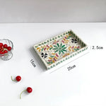 assiettes plates mosaïque multicolore artisanal rangement blanc vert bleu noir rouge triangles