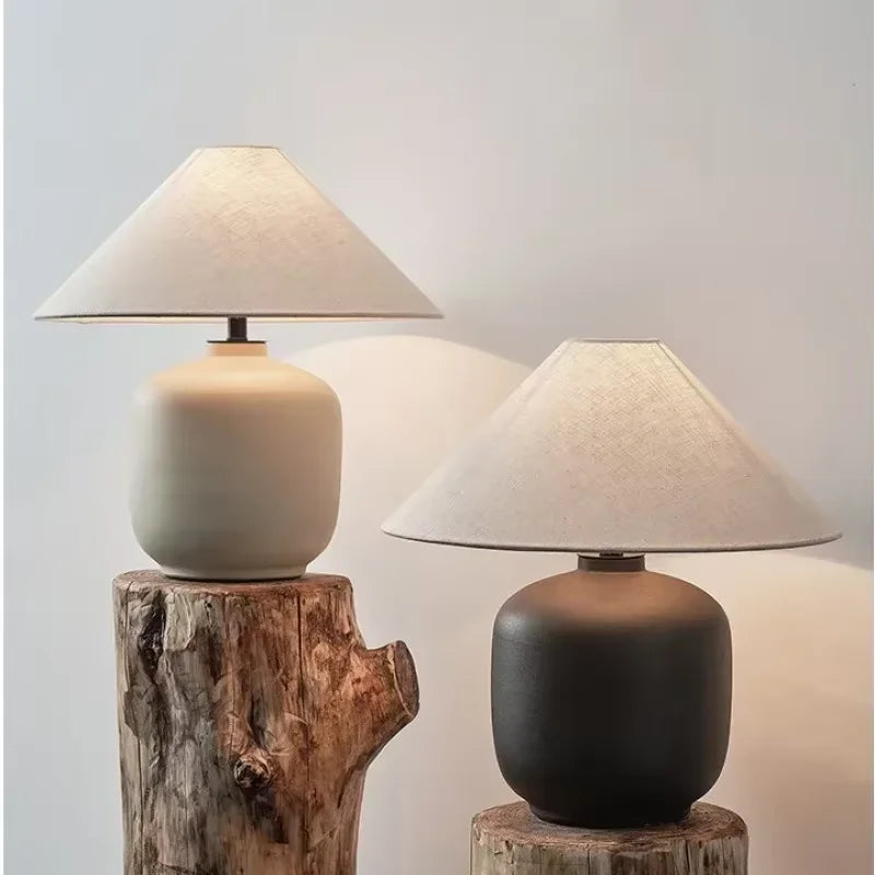 lampe table moderne céramique beige noir abatjour tige noire minimaliste lumière chaude froide