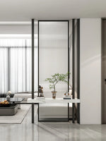 Cloison décorative en verre trempé et métal de couleur gris clair dans un salon moderne