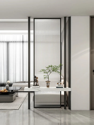 Cloison décorative en verre trempé et métal de couleur gris clair dans un salon moderne