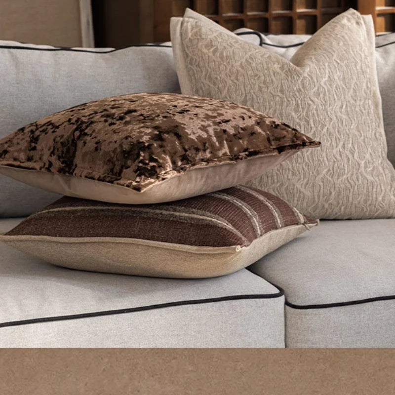 housse coussin carré géométrique beige marron texture veloutée contemporaine décoration maison