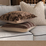 housse coussin carré géométrique beige marron texture veloutée contemporaine décoration maison