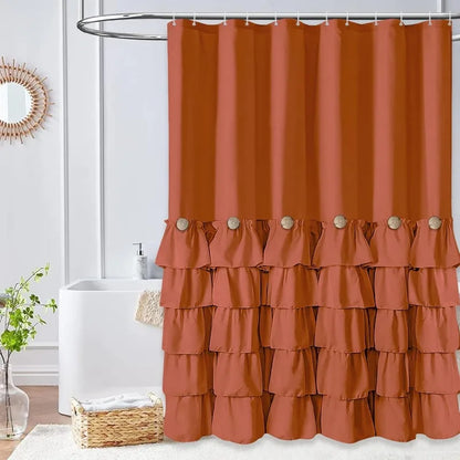 Rideau de douche orange, utilisé comme habillage de fenêtre dans une salle de bains bien éclairée, avec des plantes d'intérieur vertes et des accessoires de plomberie modernes. Le rideau, élément clé de l'habillage des fenêtres, ajoute une touche vibrante à la décoration intérieure.
