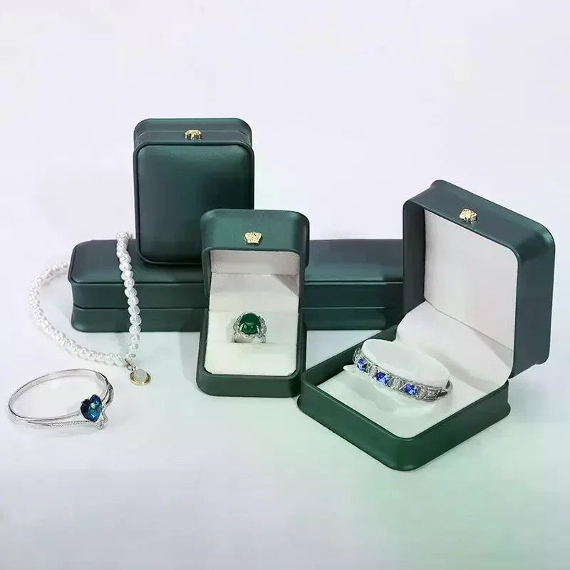 boîtes bijoux vert simili cuir clous dorés bracelet chaîne collier pendentif bague classique exposant