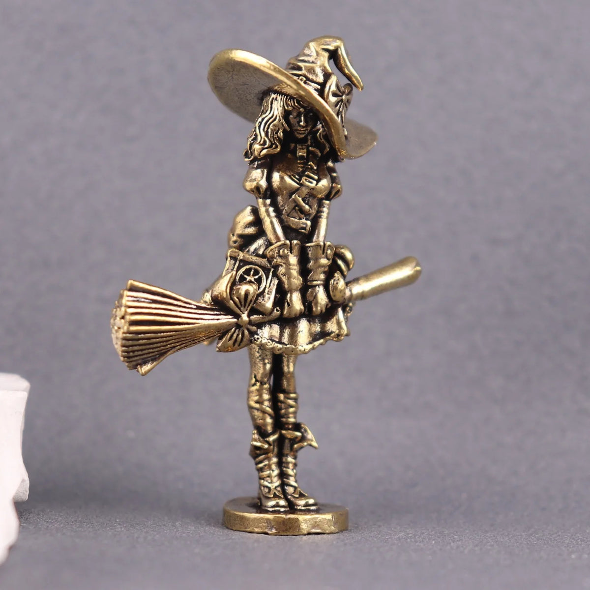 figurine sorcière bronze chapeau balai baguette deco maison conte fées éléments decoratifs