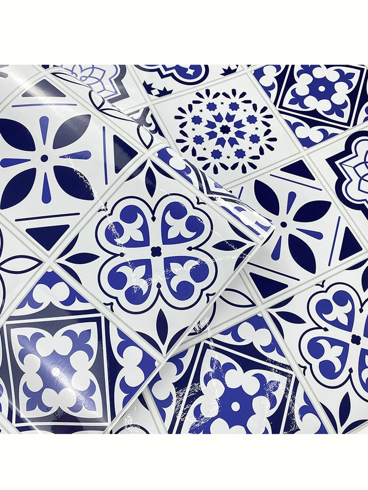 papier peint auto adhésif bleu blanc motifs géométriques ornements floraux carreaux décoratifs pvc artisanal