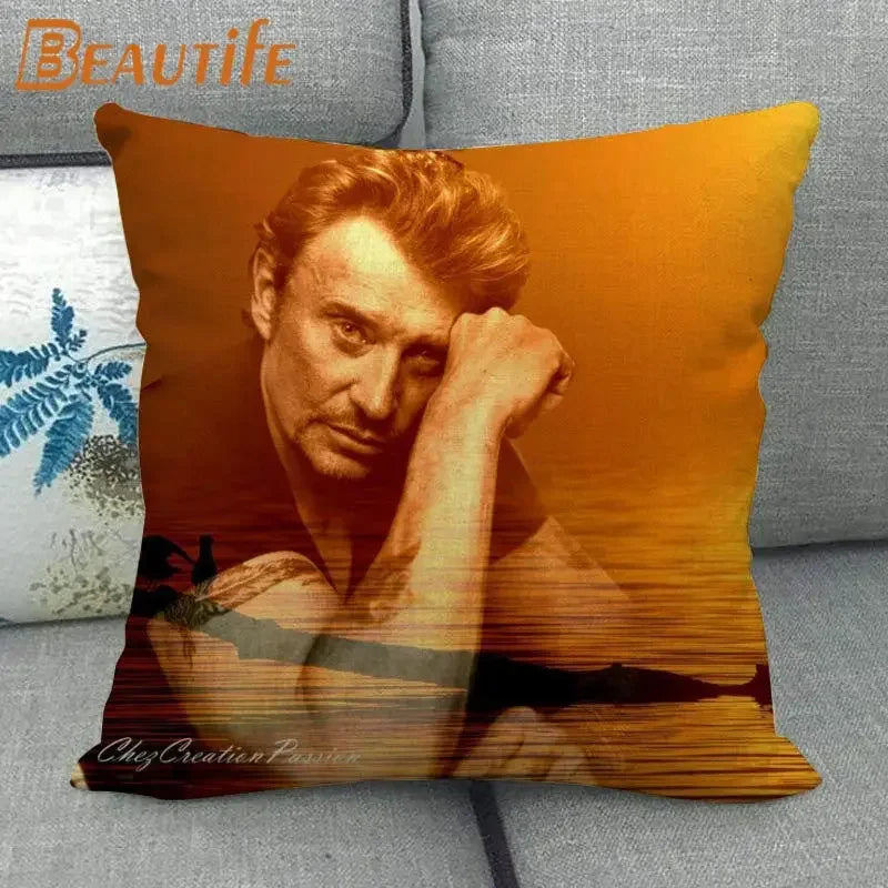 coussin carré moderne homme cheveux blond opacité noir bracelet cuir décoration chambre ornementalité universel