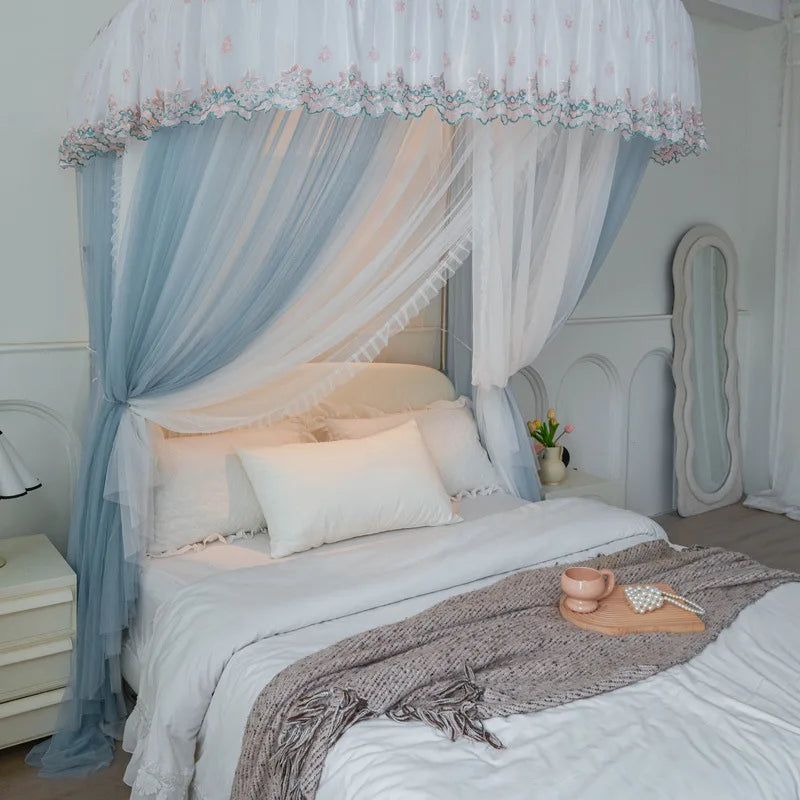 Une chambre à coucher aux tons pastel avec un lit à baldaquin et des rideaux ornés de fleurs, créant une atmosphère romantique et paisible.