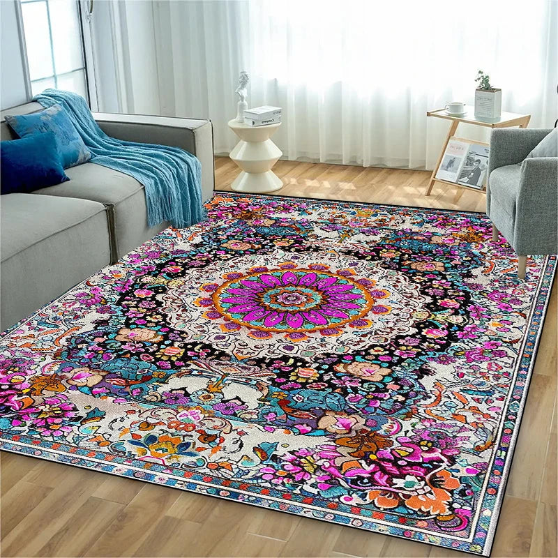 Ce tapis coloré et floral aux motifs ornementaux rappelle un tapis persan traditionnel, apportant une touche de chaleur et de vivacité à cet intérieur contemporain.