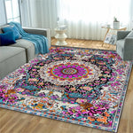 Ce tapis coloré et floral aux motifs ornementaux rappelle un tapis persan traditionnel, apportant une touche de chaleur et de vivacité à cet intérieur contemporain.