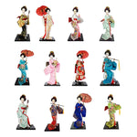 poupée japonaise geisha argile broderie florale motifs géométriques accessoires traditionnels blanc rouge vert bleu