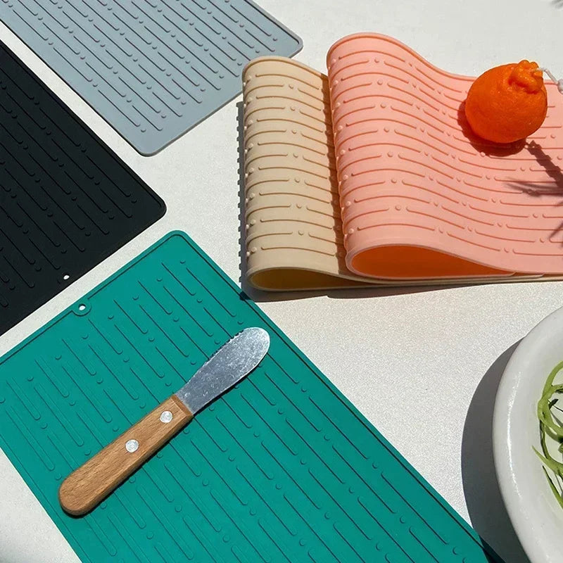 tapis cuisine silicone noir gris vert orange rayures horizontales adhésif anti dérapant rectangle moderne