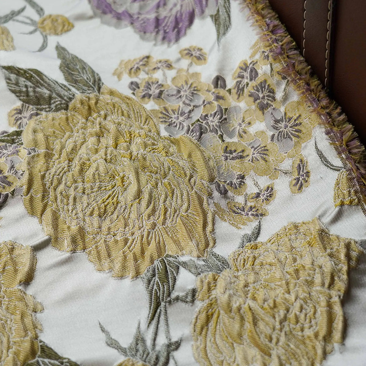 tissu brocart jaune violet floral résistant polyester 125cm largeur texturé vintage decoration interieur