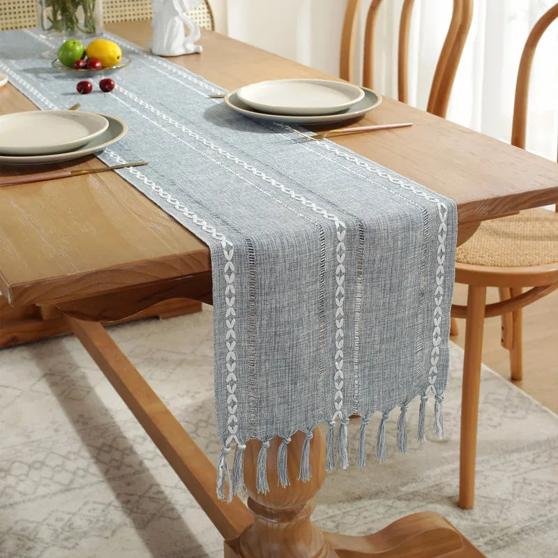 chemin table coton lin vert sauge broderie blanche rustique franges décoration table