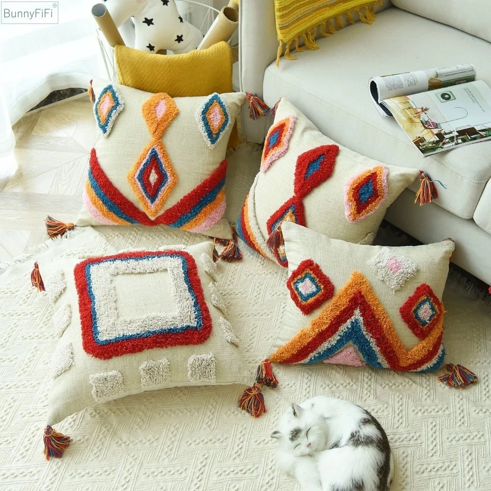 coussins decoratifs boheme ethnique motifs geometriques couleur beige rouge bleu orange rose jaune franges
