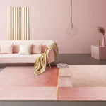 Un salon moderne aux couleurs douces et accueillantes, avec un canapé rose, une lampe suspendue au-dessus et des éléments décoratifs bien agencés.