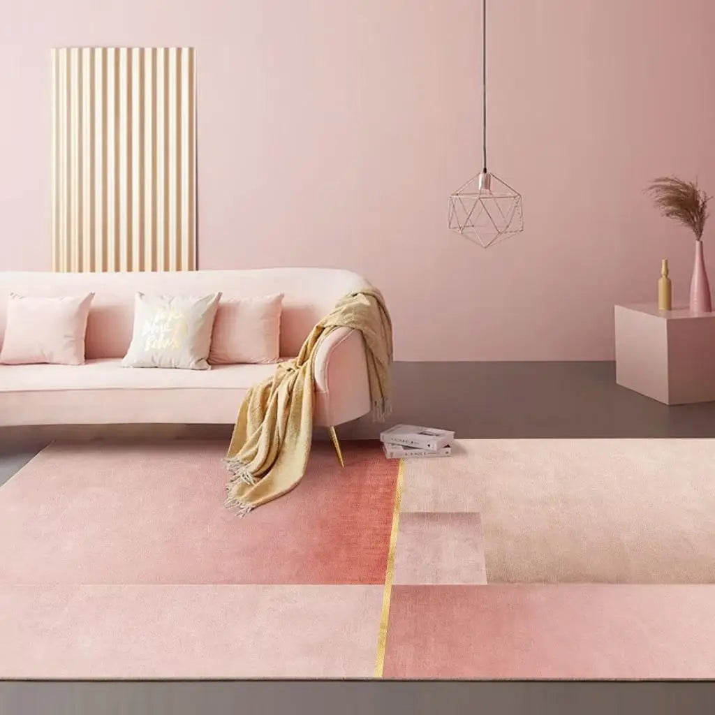 Un salon moderne aux couleurs douces et accueillantes, avec un canapé rose, une lampe suspendue au-dessus et des éléments décoratifs bien agencés.