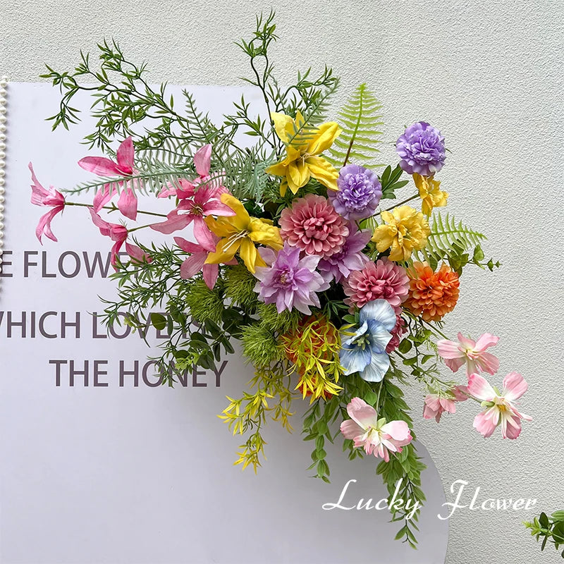 décoration intérieure moderne bouquet fleurs artificielles mixtes violet rose jaune orange verte blanches