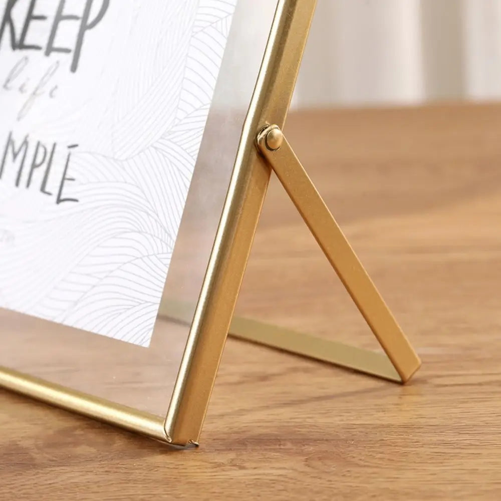 cadre photo moderne minimaliste or noir pieds triangulaires texte simple verre