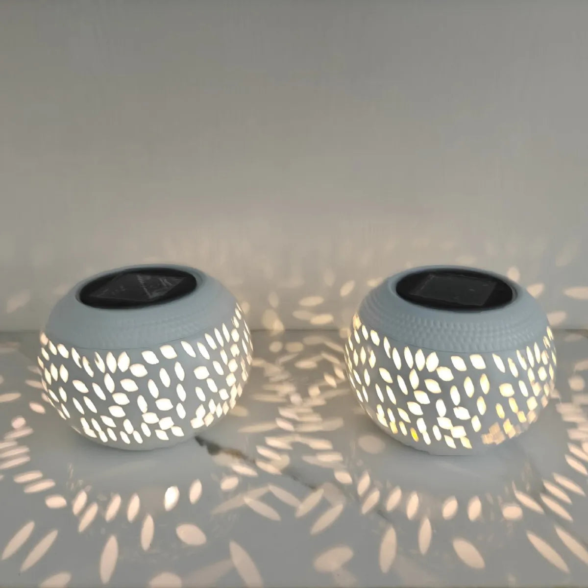 lampe solaire extérieure led noir blanche perforations feuilles decoratif oriental ambiance chaleureuse
