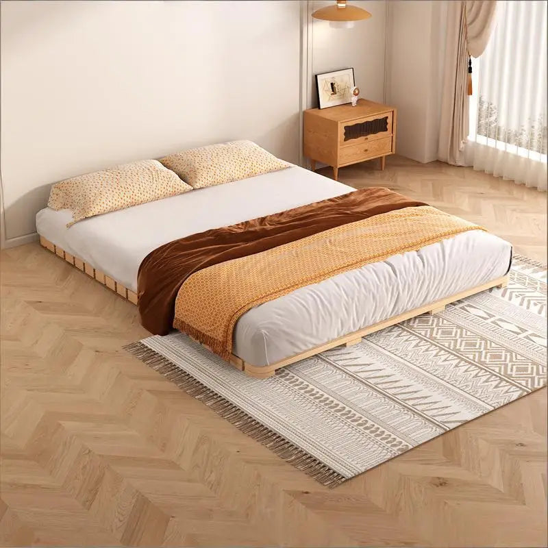 lit plateau bois minimaliste tapis géométrique matelas blanc coussins abstraits