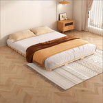 lit plateau bois minimaliste tapis géométrique matelas blanc coussins abstraits