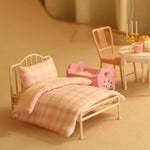 lit miniature fer forgé ensemble literie rose carreaux chaise table bougies tasse décoration murale