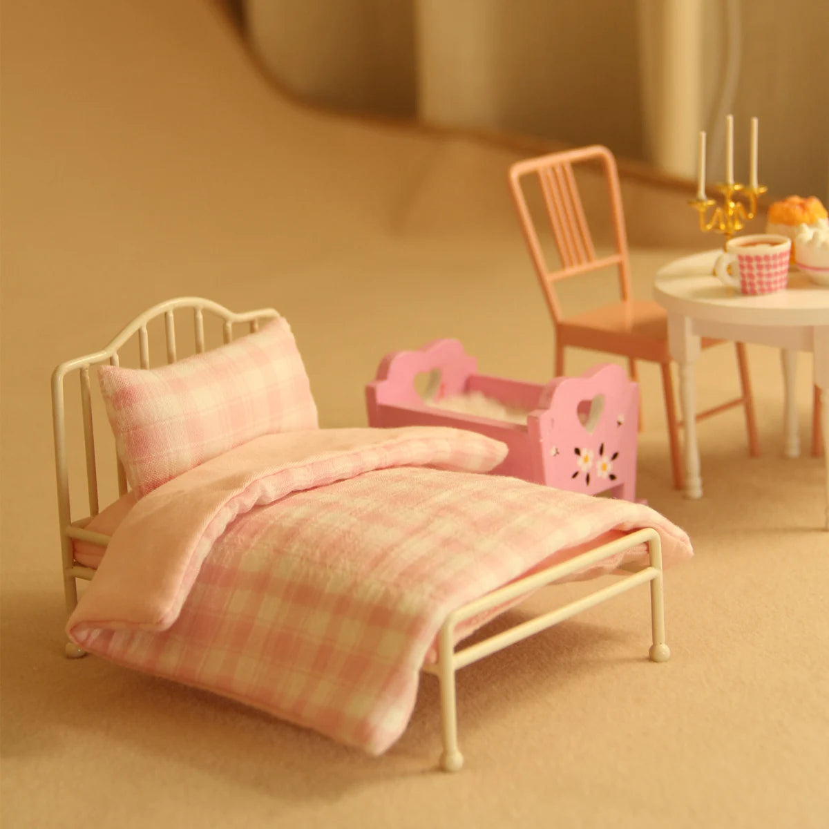 lit miniature fer forgé ensemble literie rose carreaux chaise table bougies tasse décoration murale