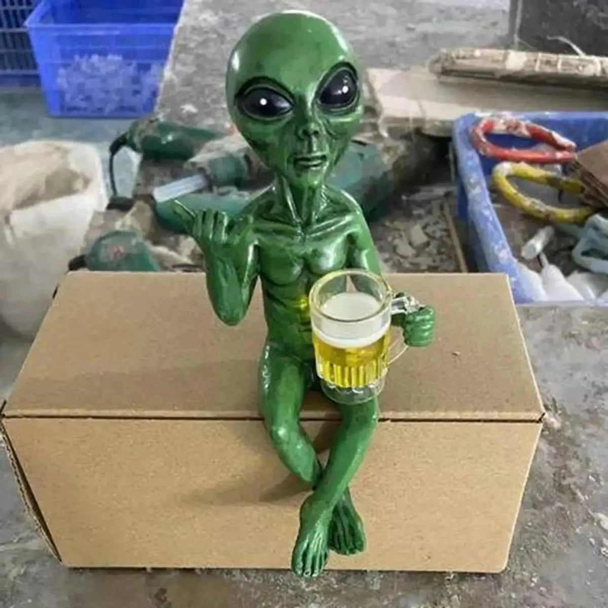 statue alien assis shaka bière verte résine décorative humoristique science fiction