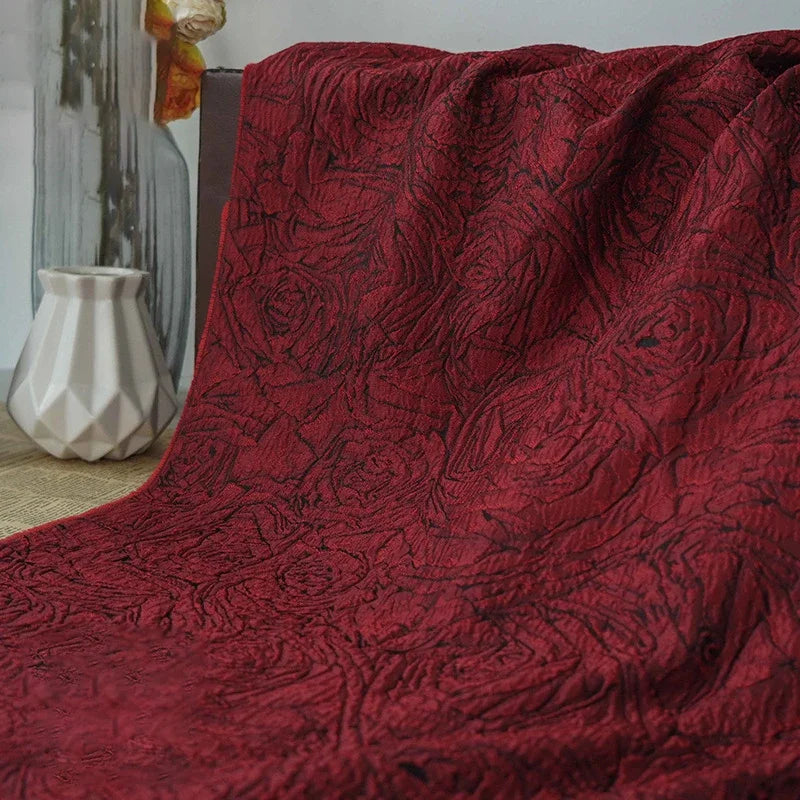 tissu polyester brodé roses rouge grande fleur résistant couture opacité jacquard fil teint respectueux