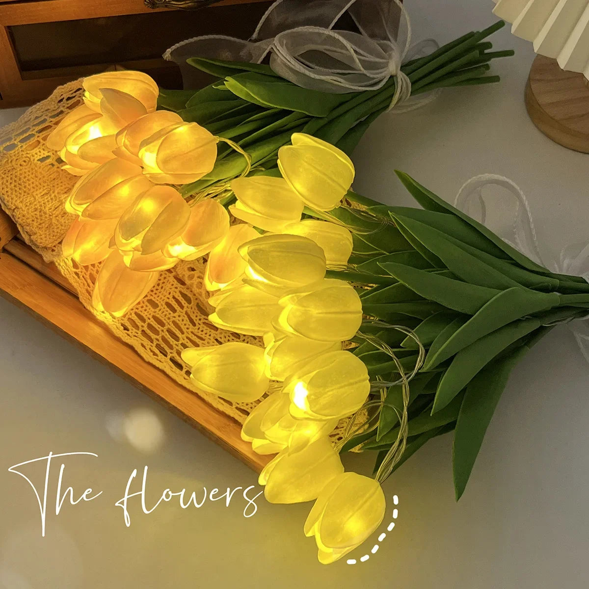 bouquet tulipes artificielles jaune blanc rose decoration intérieure nuit lumière cadeau anniversaire mariage