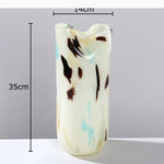 vases verre motifs abstraits blanc bleu marron foncé moderne décoration table arrangement fleurs