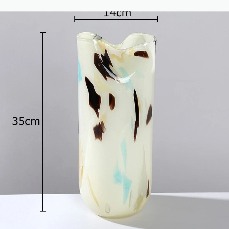 vases verre motifs abstraits blanc bleu marron foncé moderne décoration table arrangement fleurs